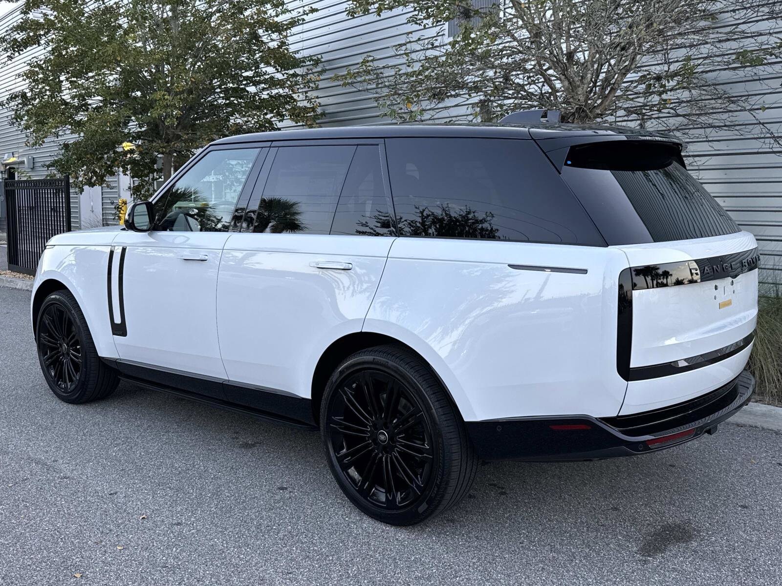 2025 Land Rover Range Rover Autobiography photo 3