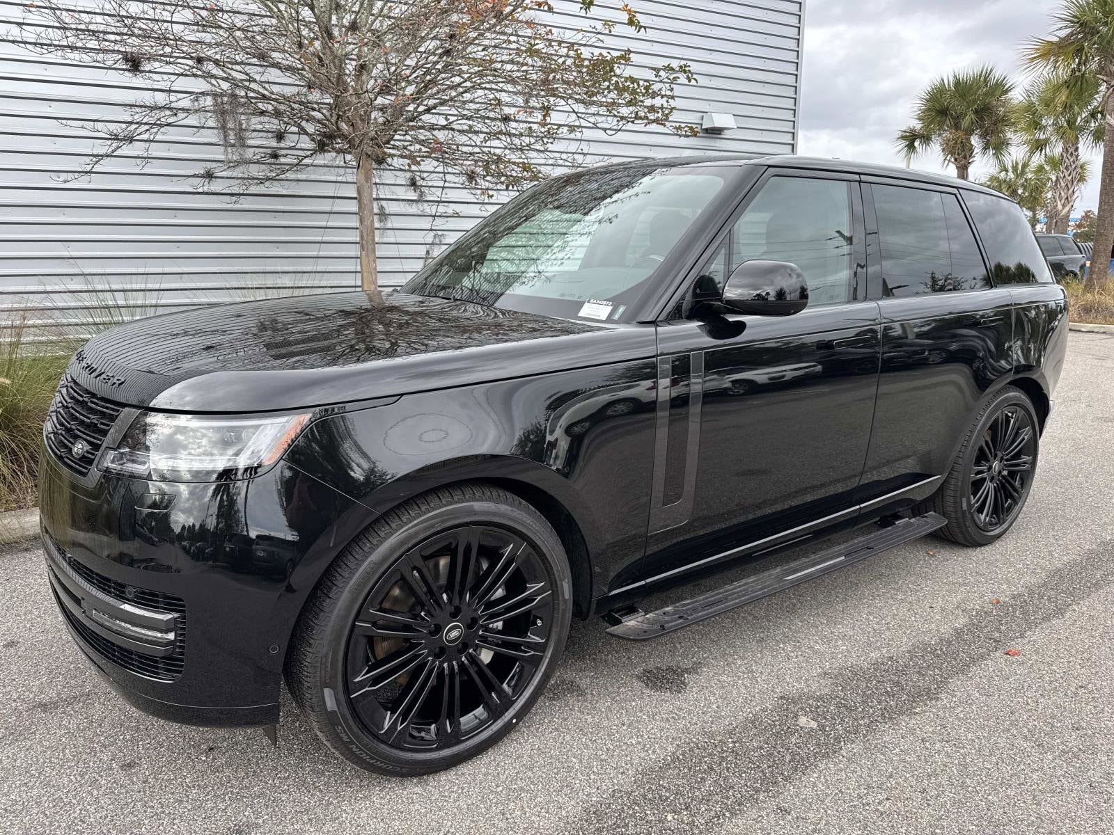 2025 Land Rover Range Rover SE's photo