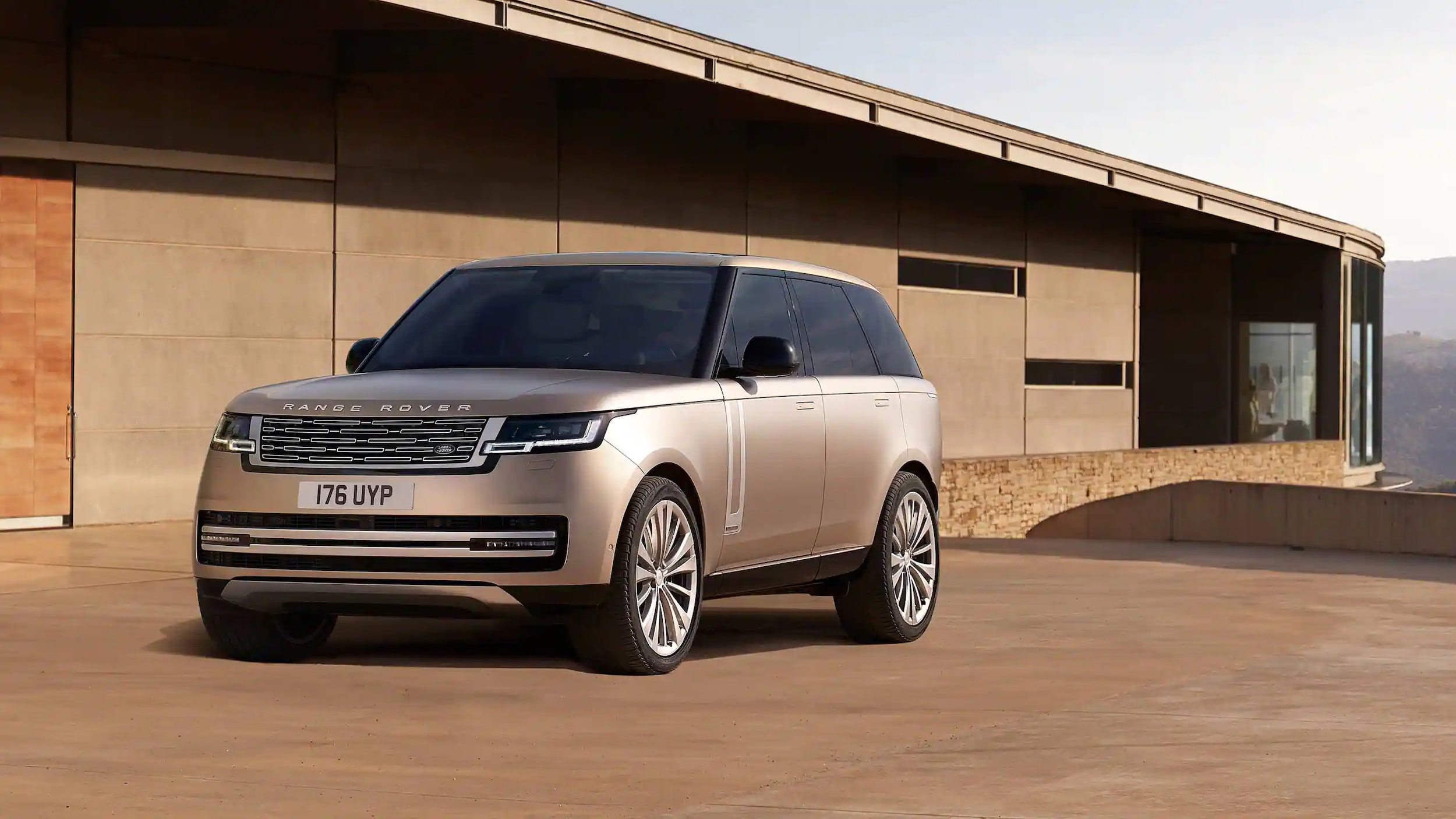2023-range-rover-nice.jpg