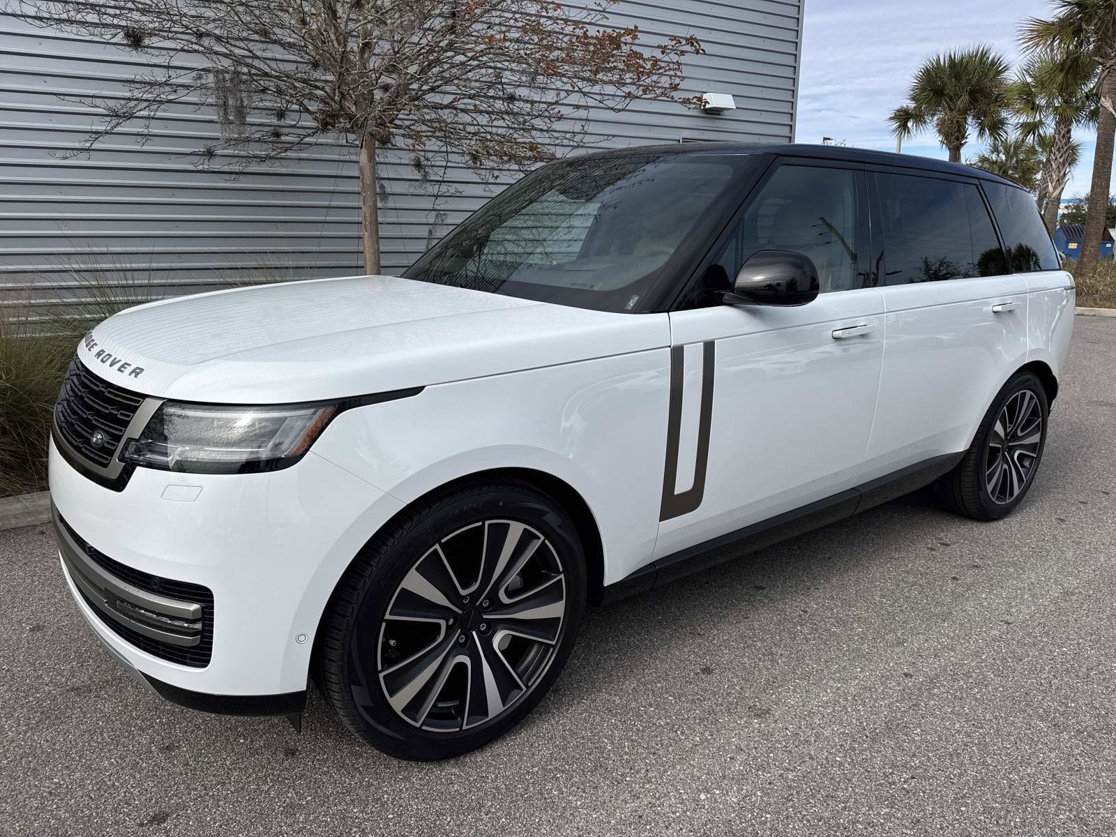 2026 Land Rover Range Rover SE's photo