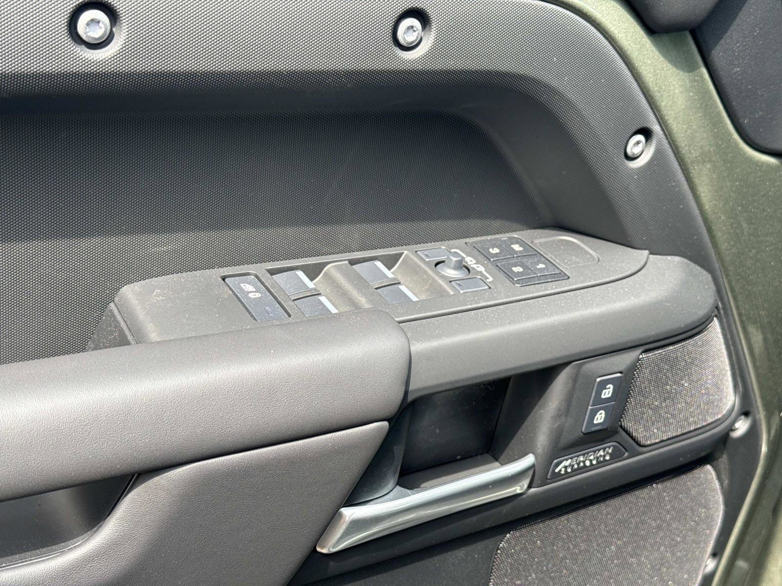 2025 Land Rover Defender X-Dynamic SE - Photo 17