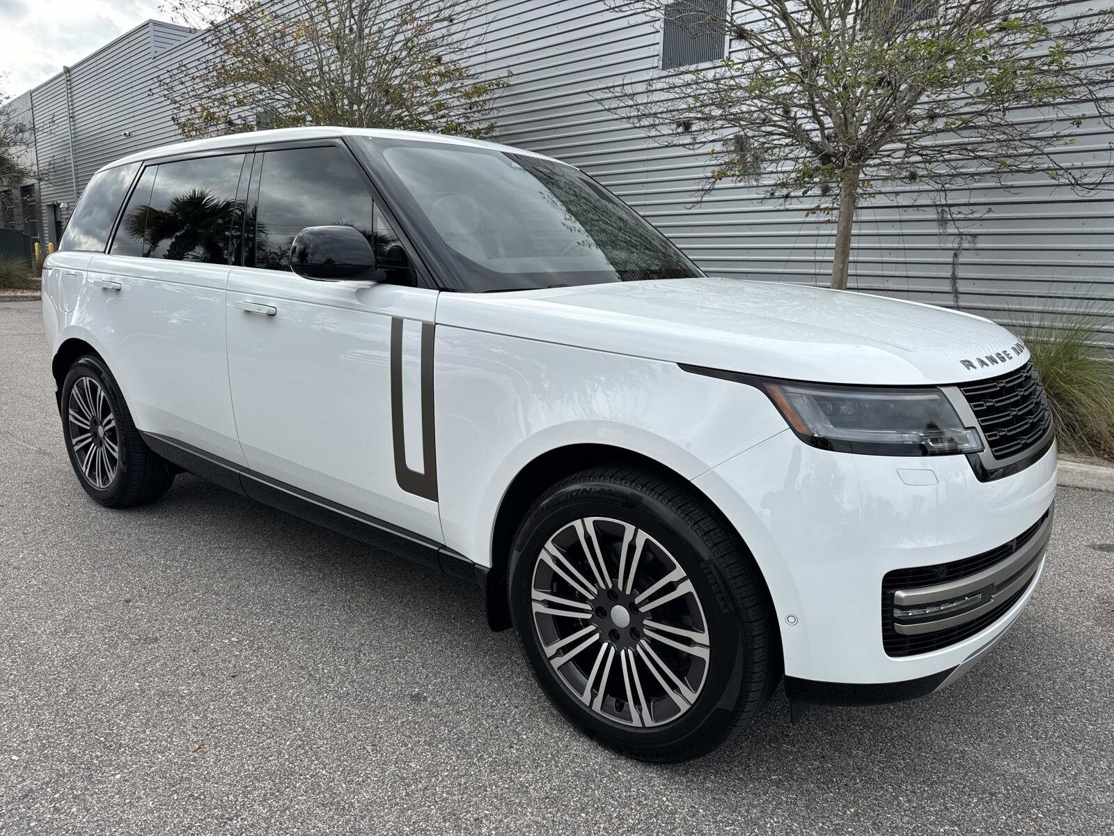 2025 Land Rover Range Rover SE photo 4
