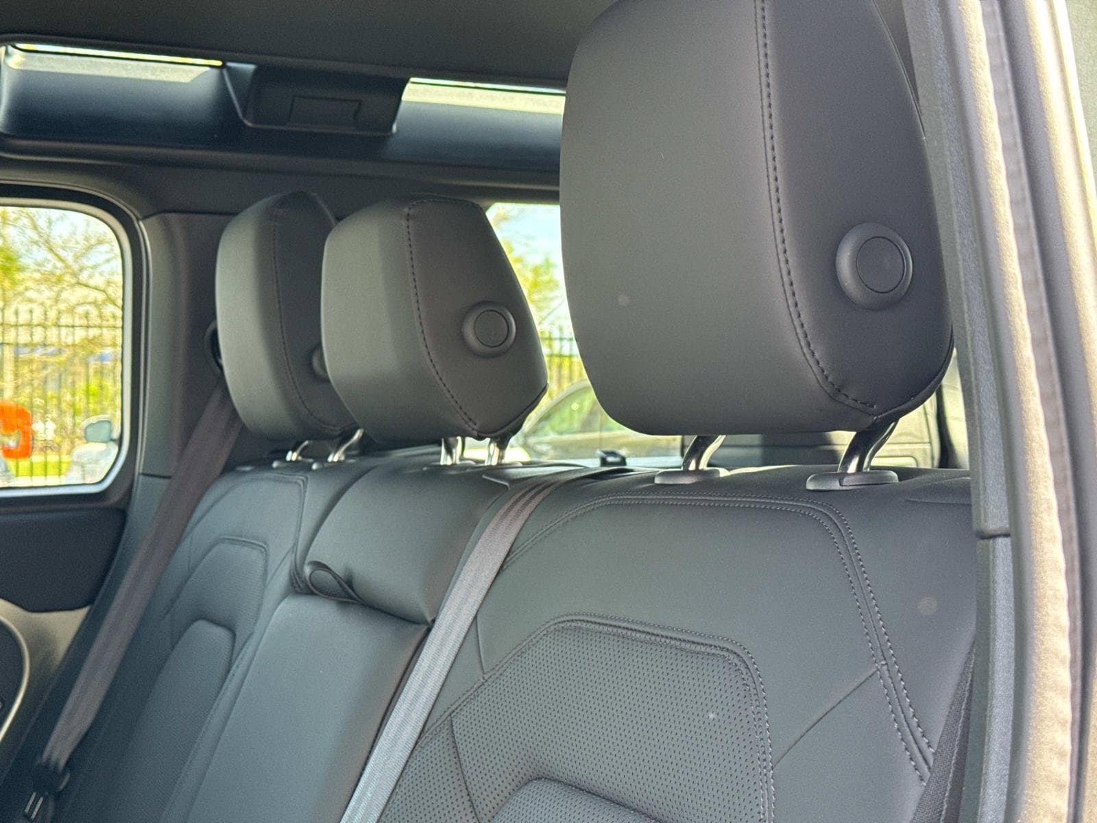 2025 Land Rover Defender X-Dynamic SE - Photo 13