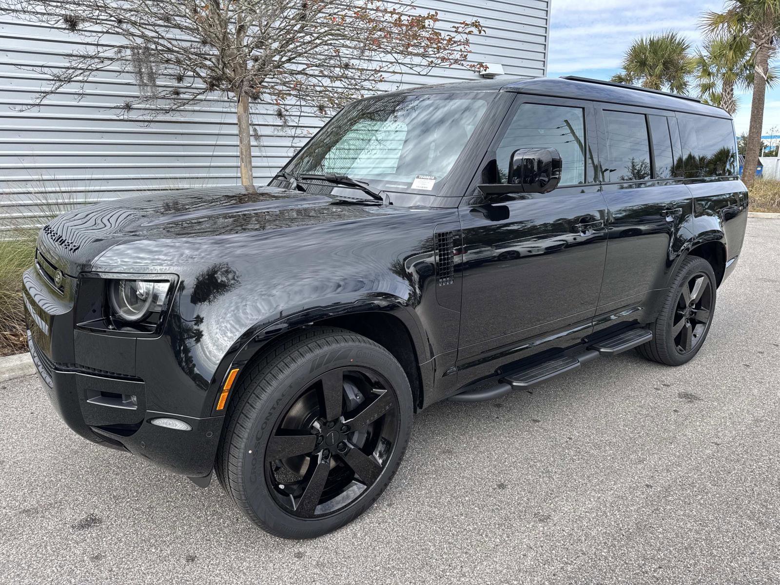 2026 Land Rover Defender X-Dynamic SE's photo