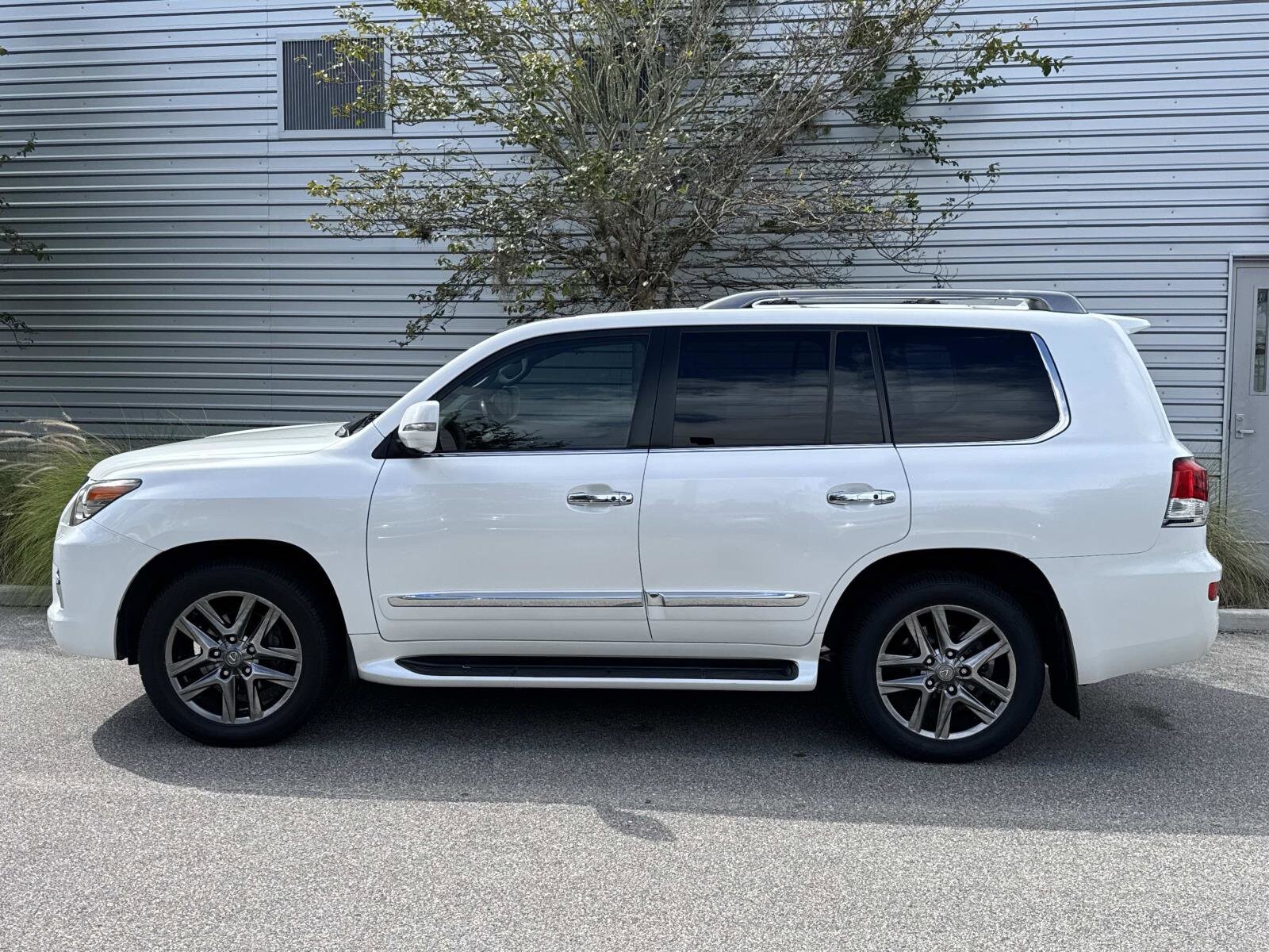 2015 Lexus LX 570 photo 2