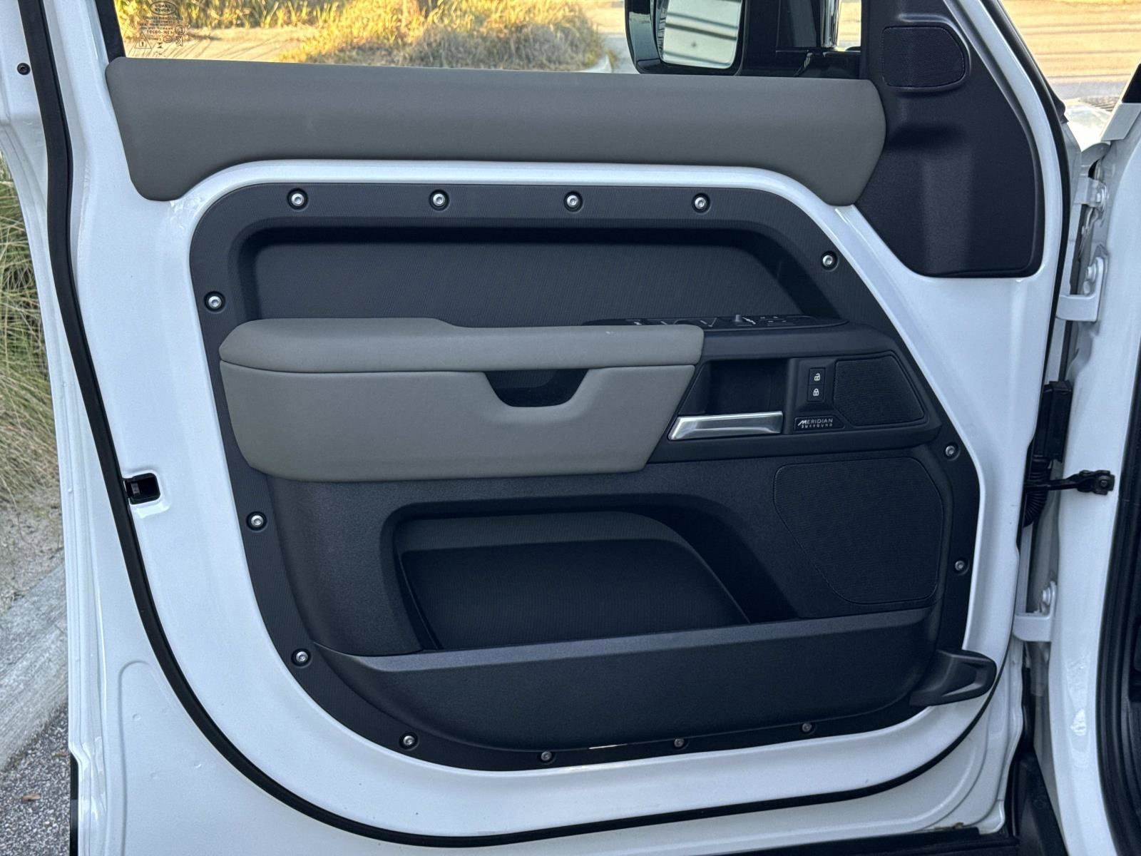 2025 Land Rover Defender X-Dynamic SE - Photo 18