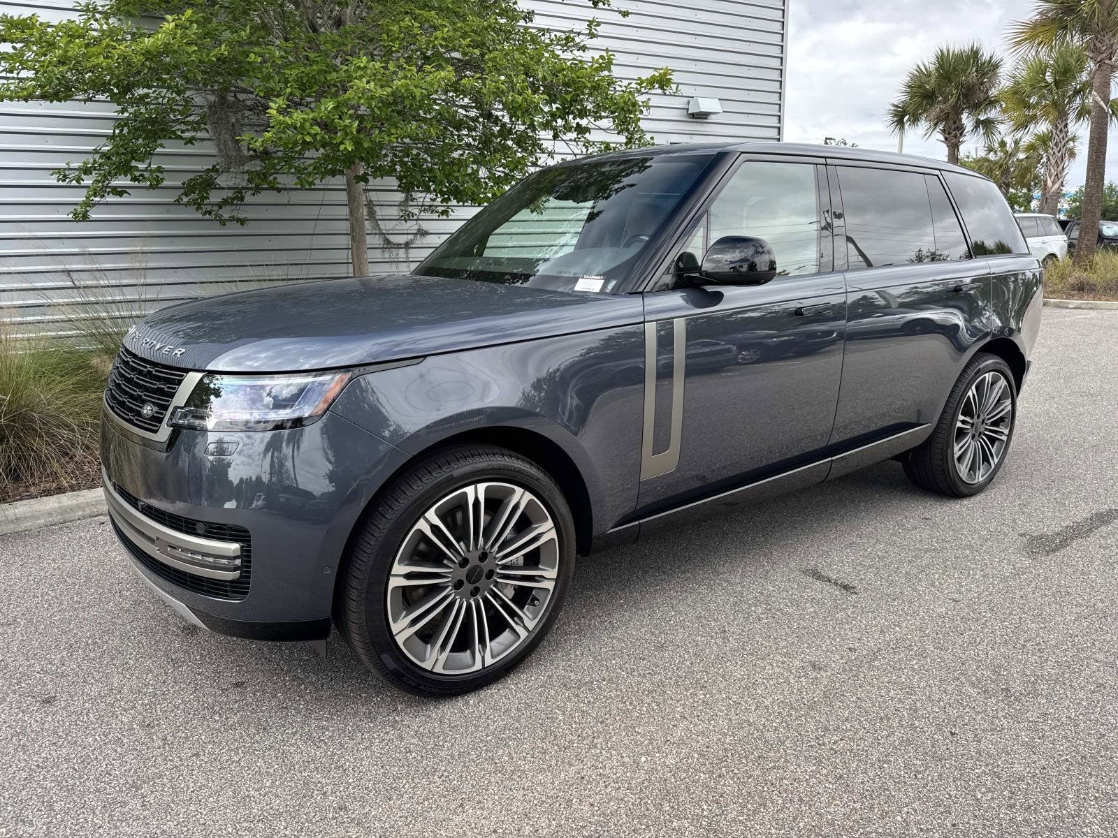 2026 Land Rover Range Rover 4.4 SE LWB 7's photo