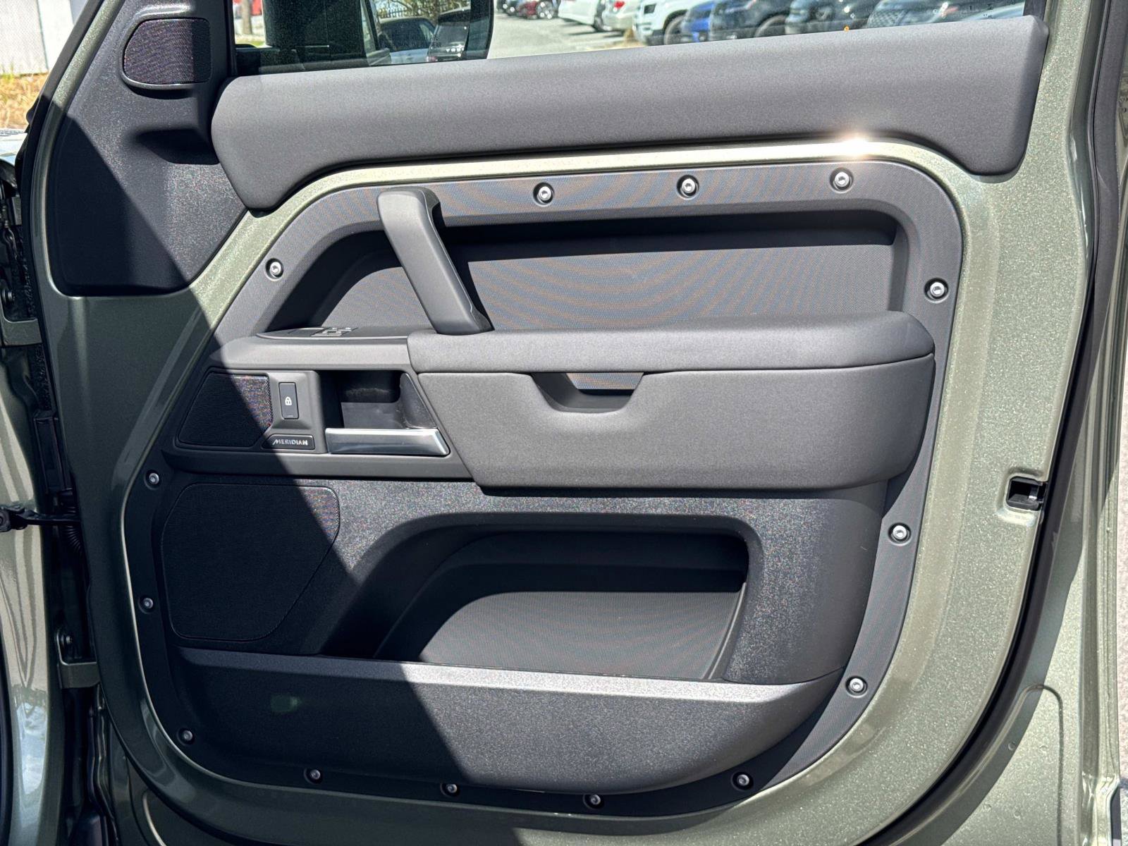 2025 Land Rover Defender X-Dynamic SE - Photo 9