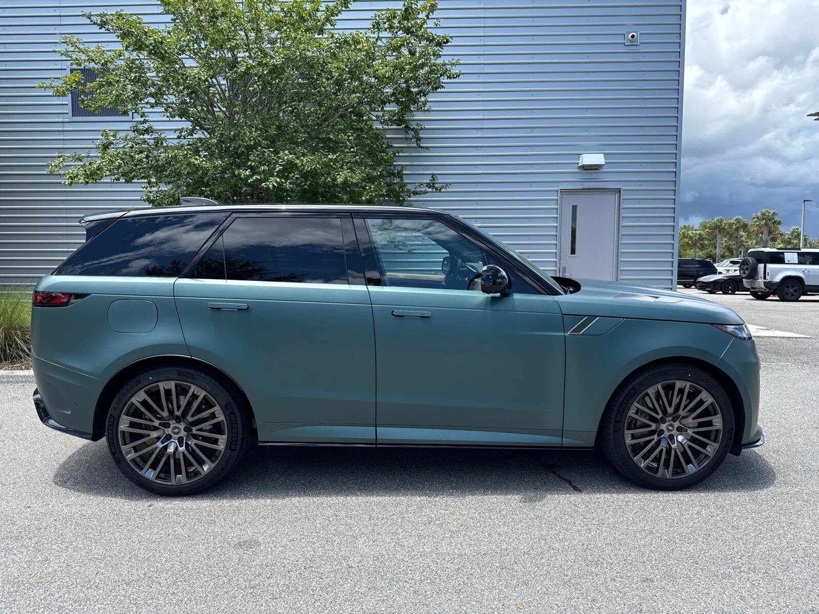 2025 Land Rover Range Rover Sport photo 2