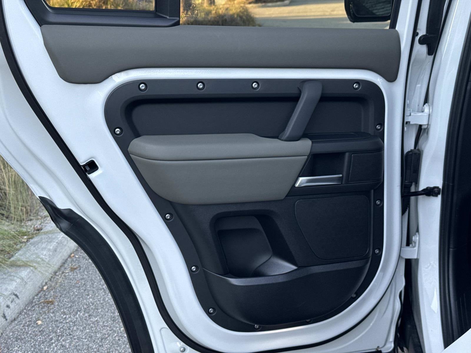 2025 Land Rover Defender X-Dynamic SE - Photo 12