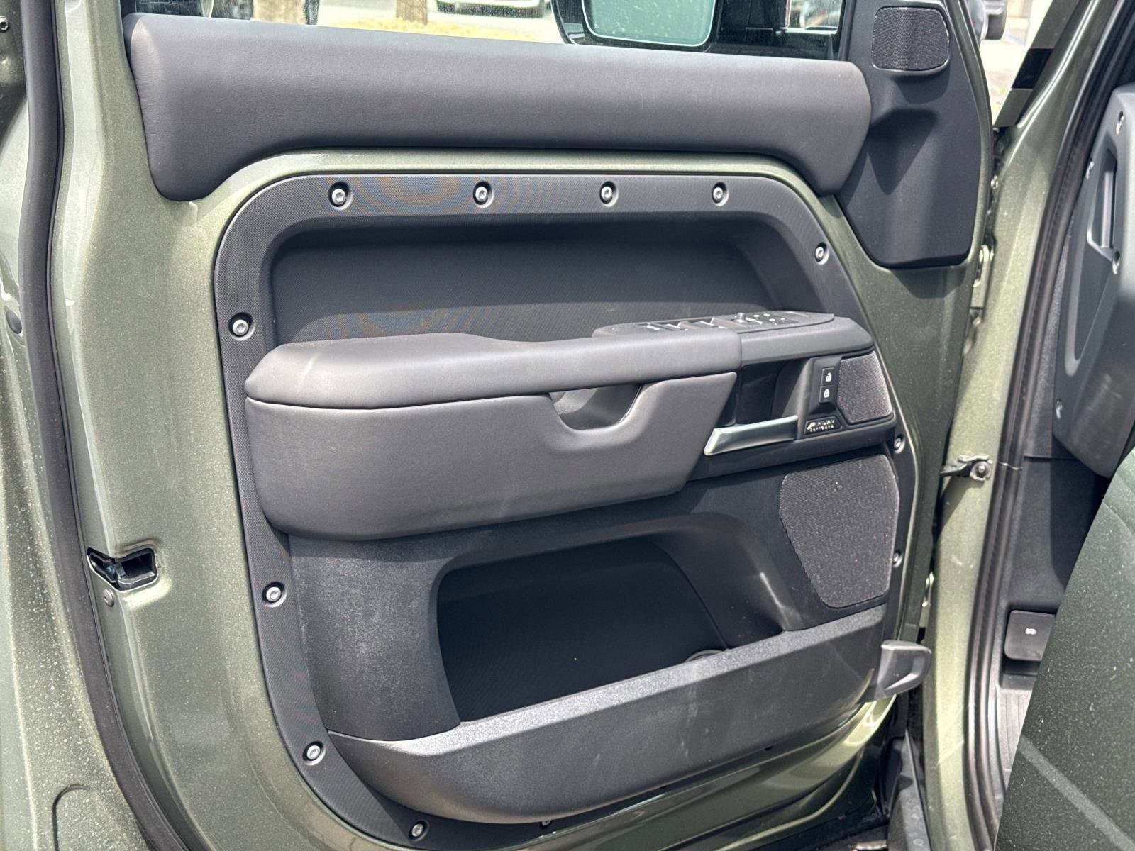 2025 Land Rover Defender X-Dynamic SE - Photo 16