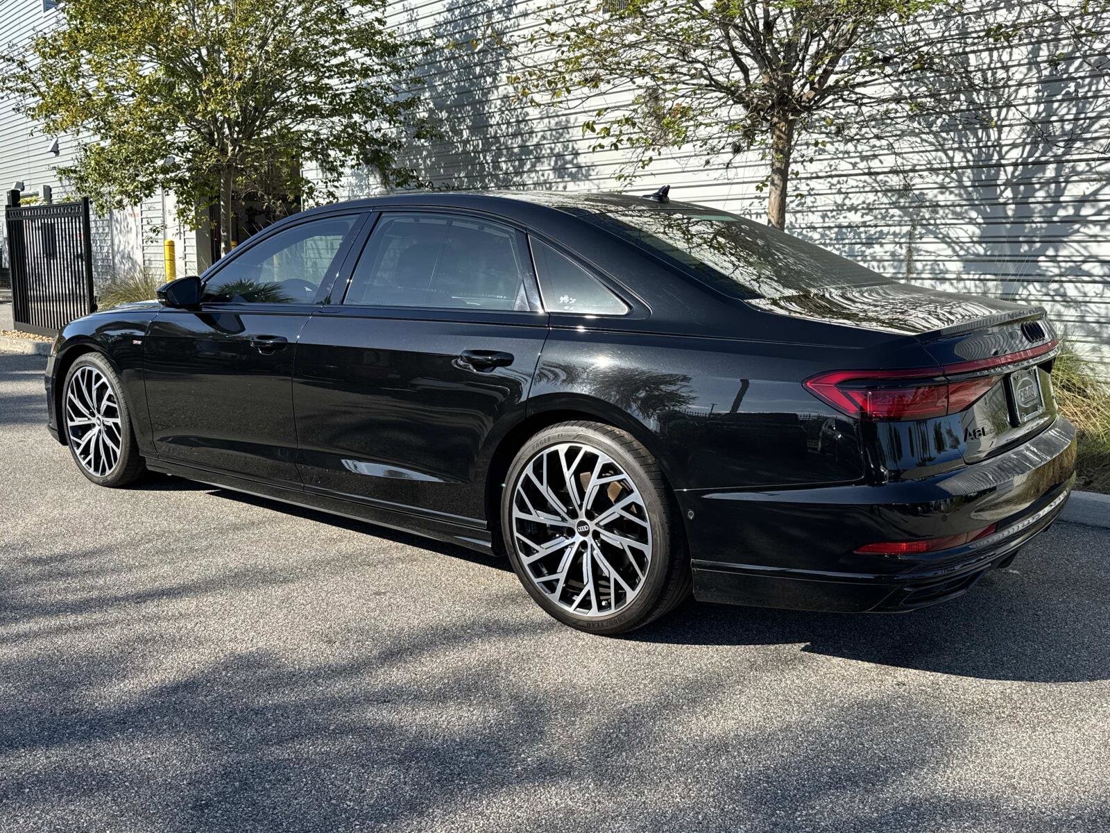 2021 Audi A8 4.0 L 60 TFSI Quattro photo 3