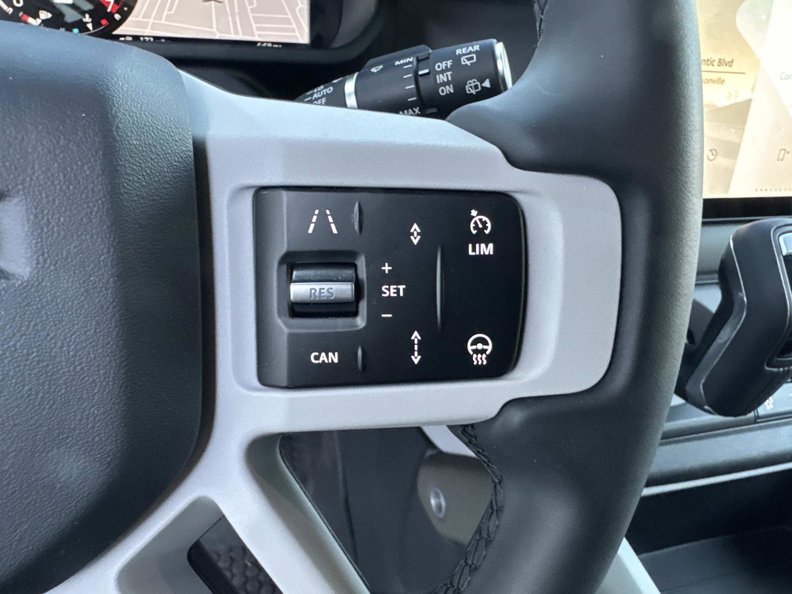 2025 Land Rover Defender X-Dynamic SE - Photo 29