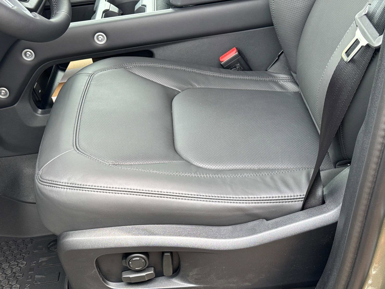 2025 Land Rover Defender X-Dynamic SE - Photo 18