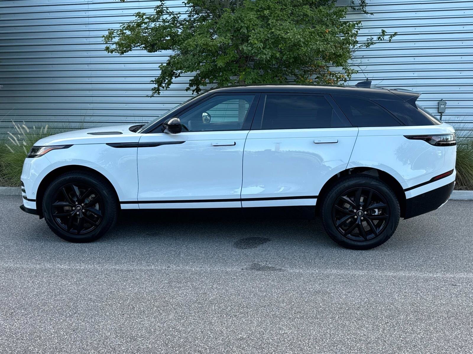 2026 Land Rover Range Rover Velar P250 Dynamic SE photo 2