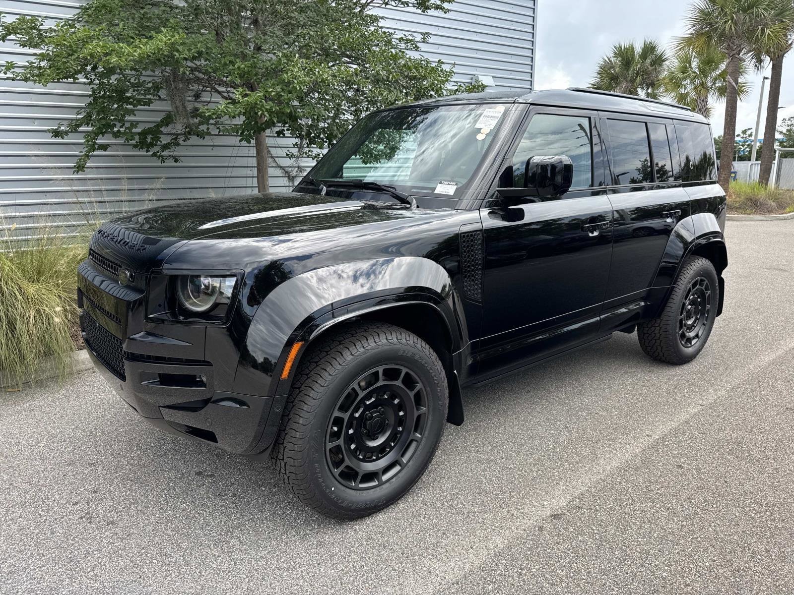 2026 Land Rover Defender 110 OCTA Black P635's photo