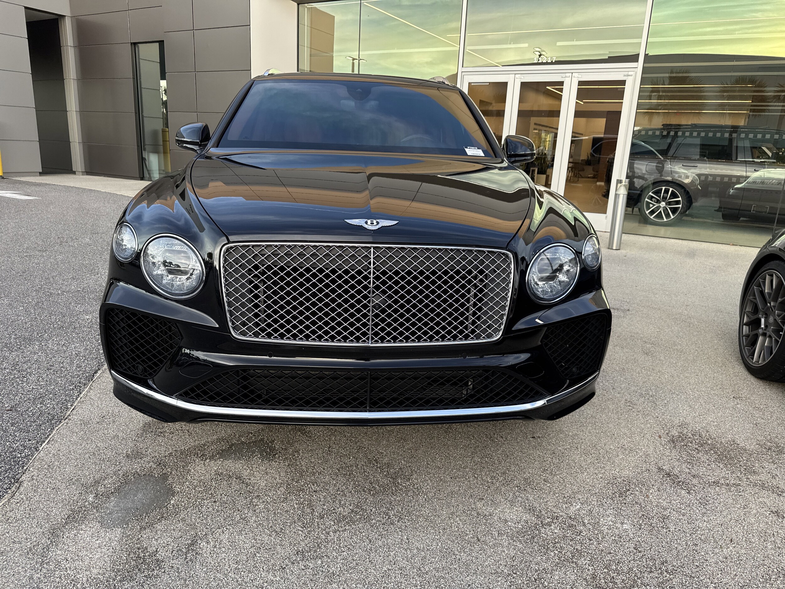 2022 Bentley Bentayga V8 photo 2