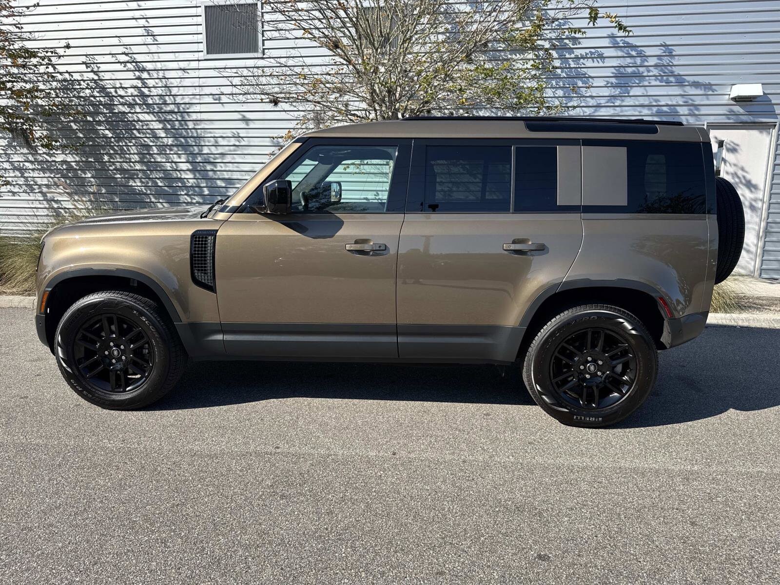 2025 Land Rover Defender S 110 photo 2