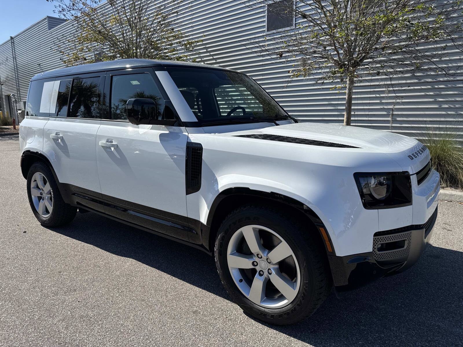 2025 Land Rover Defender 110 X-Dynamic SE photo 4