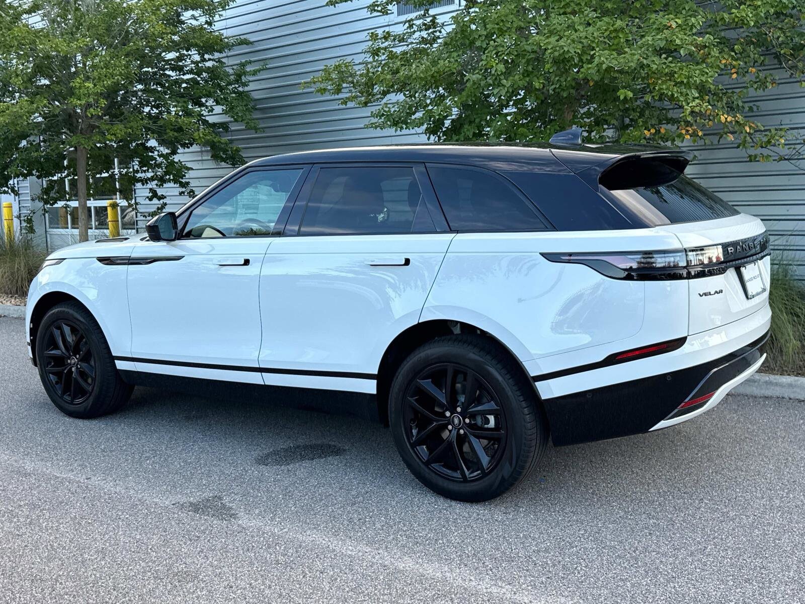 2026 Land Rover Range Rover Velar P250 Dynamic SE photo 3