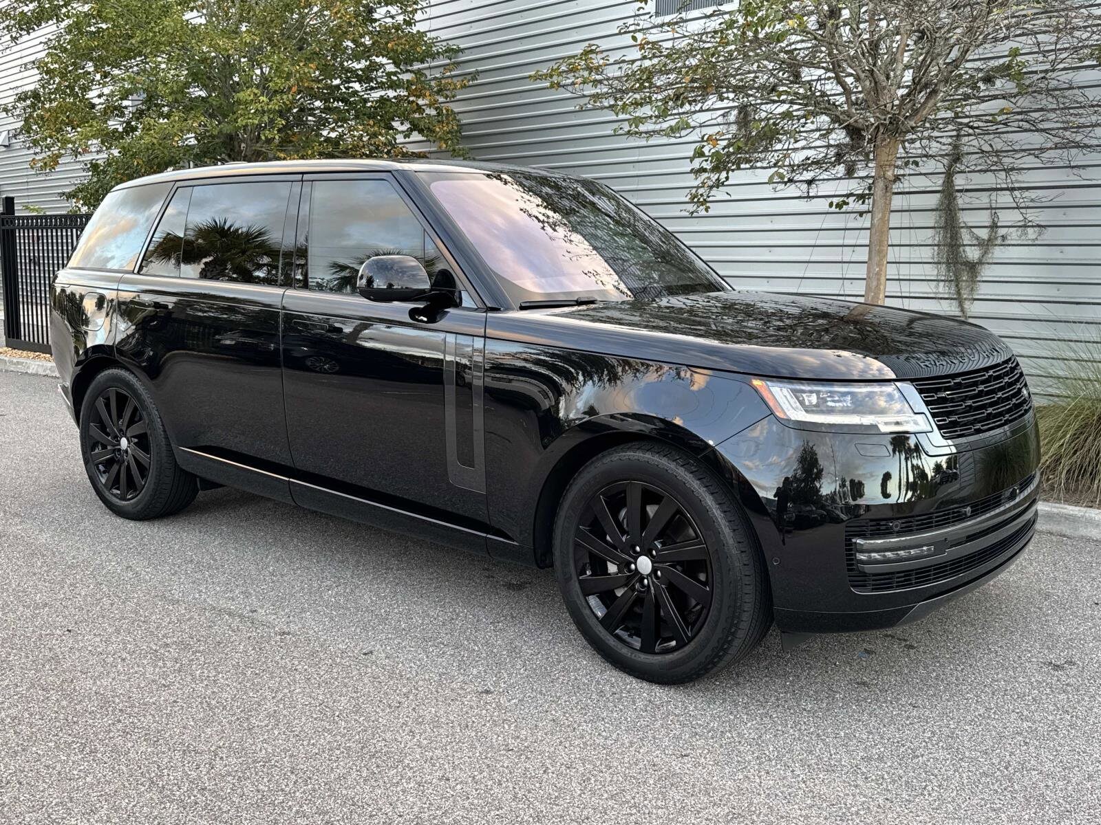 2023 Land Rover Range Rover SE photo 3