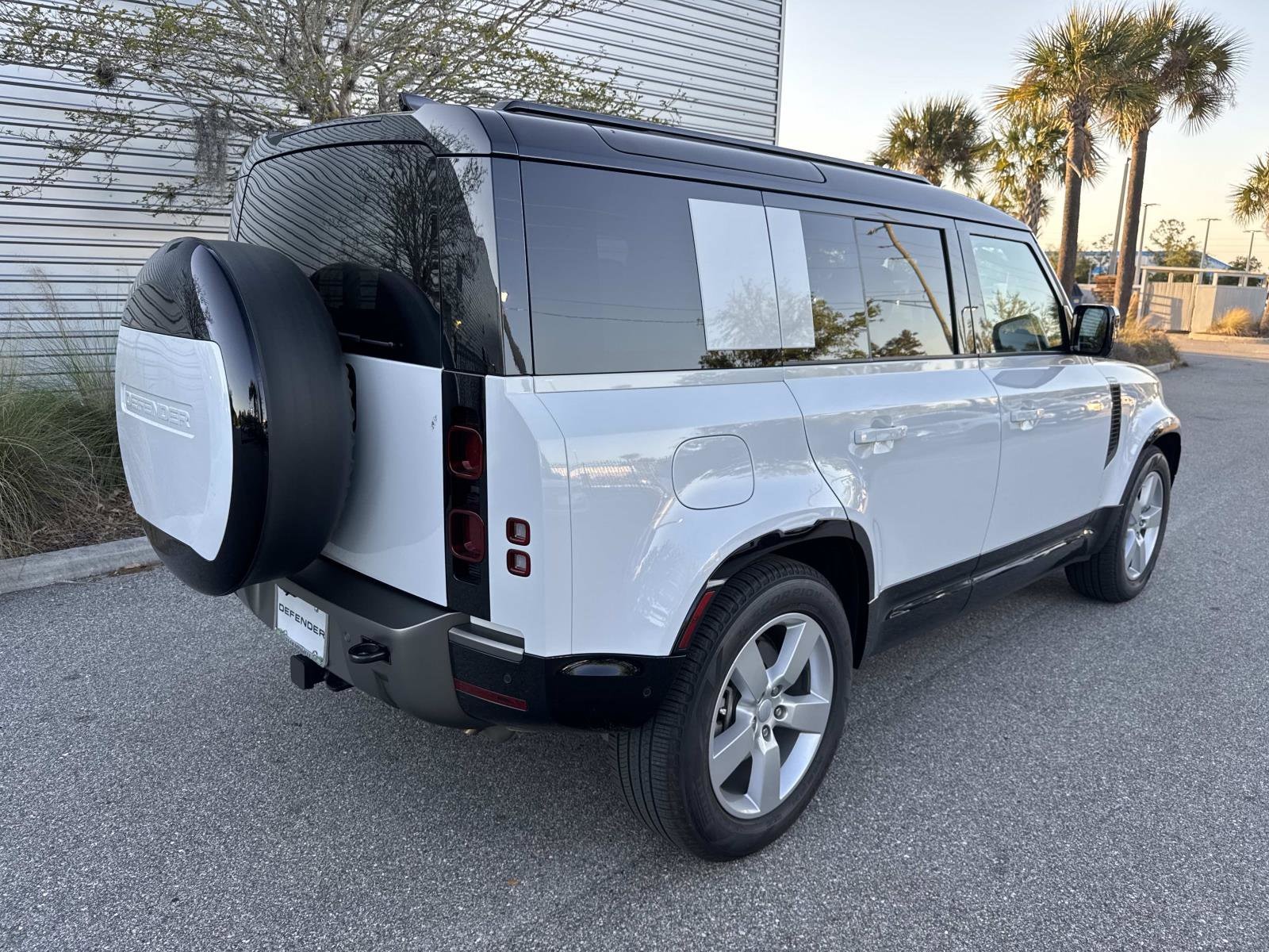 2025 Land Rover Defender X-Dynamic SE - Photo 6