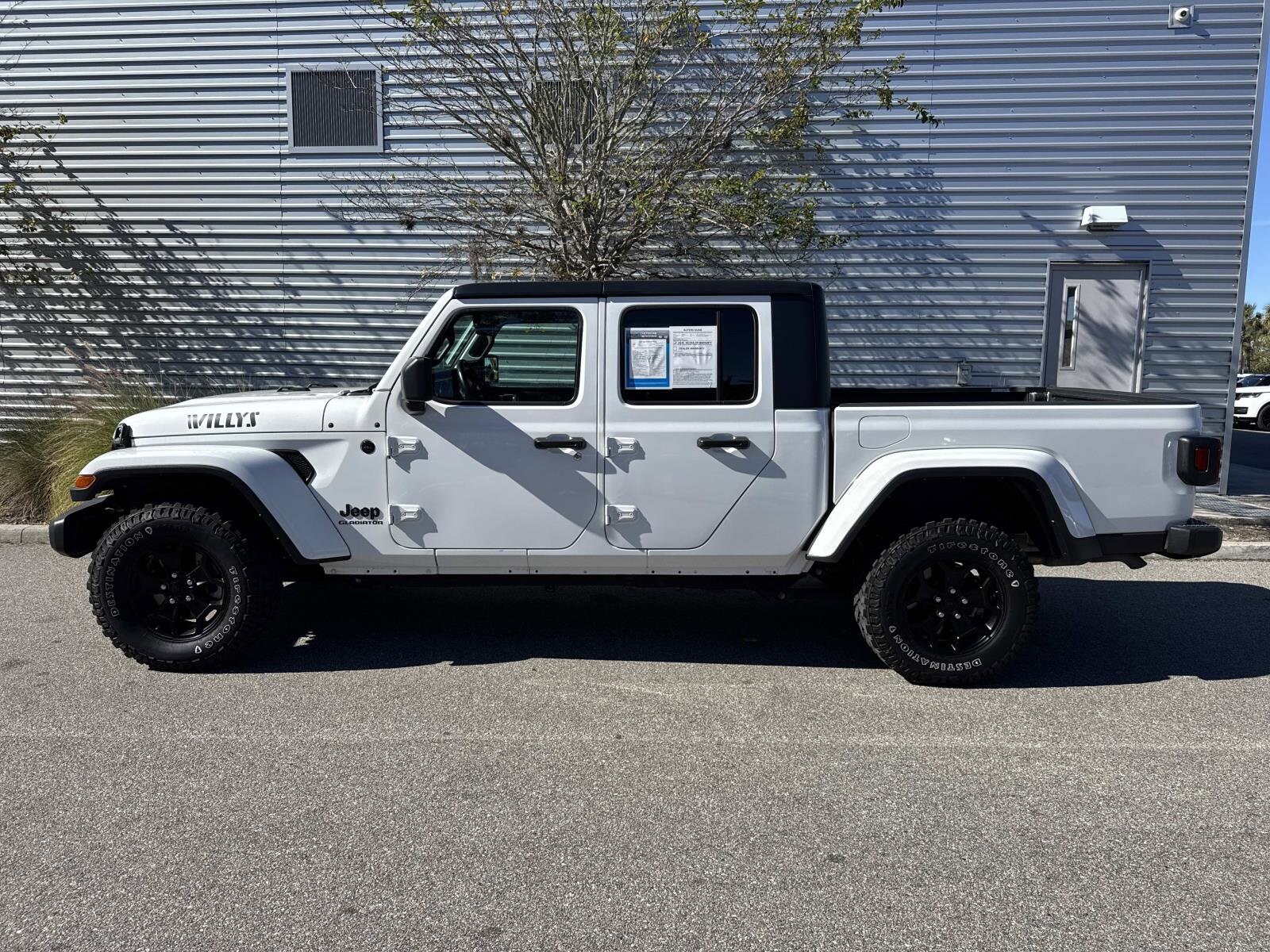 2021 Jeep Gladiator Willys photo 2