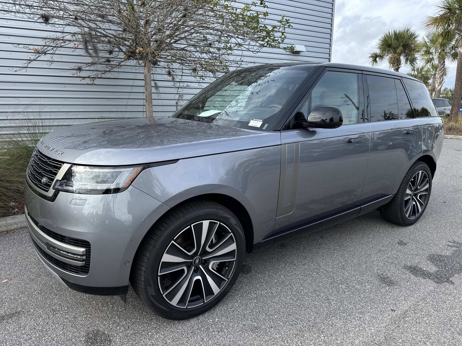 2025 Land Rover Range Rover SE's photo