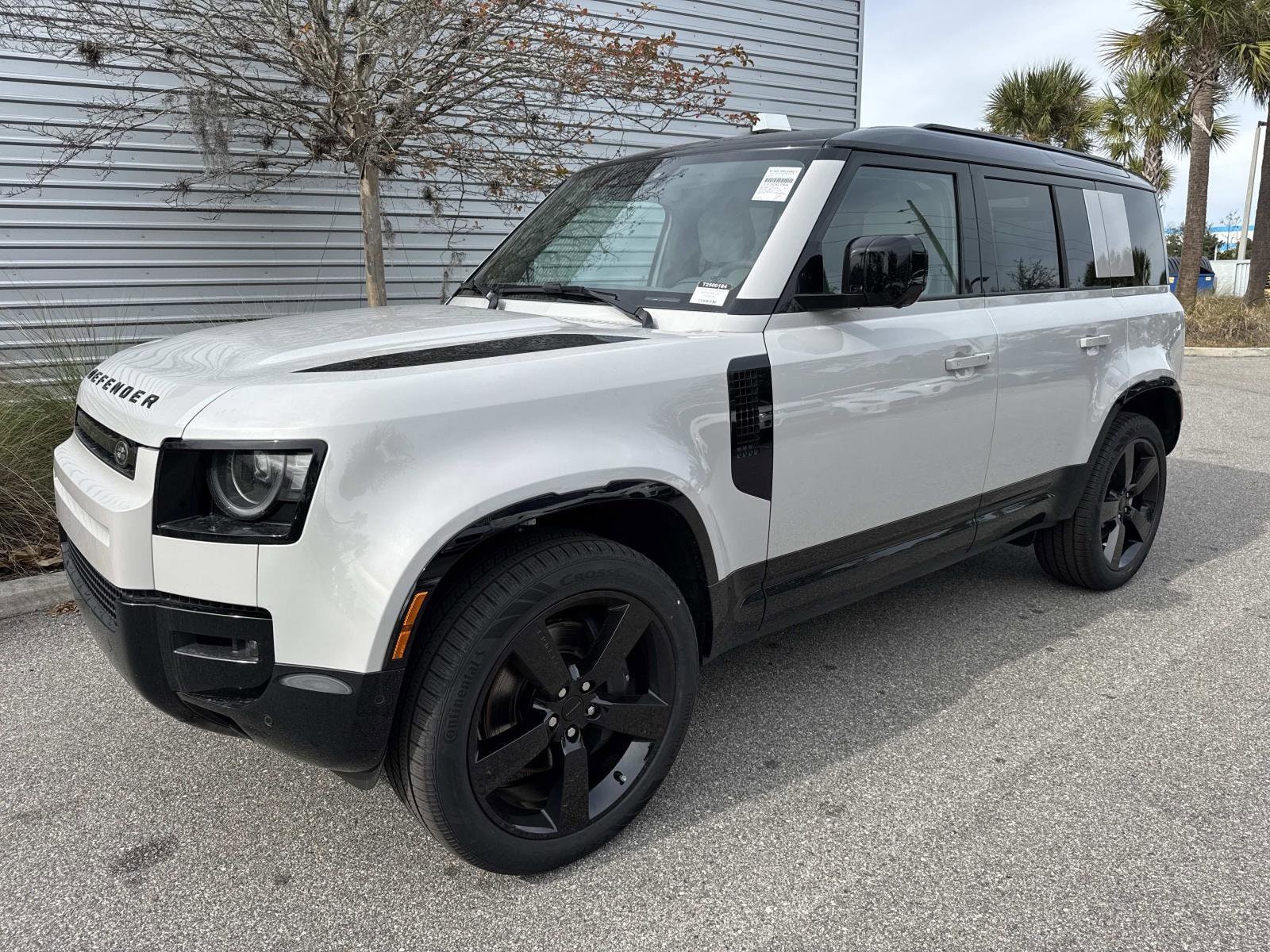 2026 Land Rover Defender X-Dynamic SE's photo