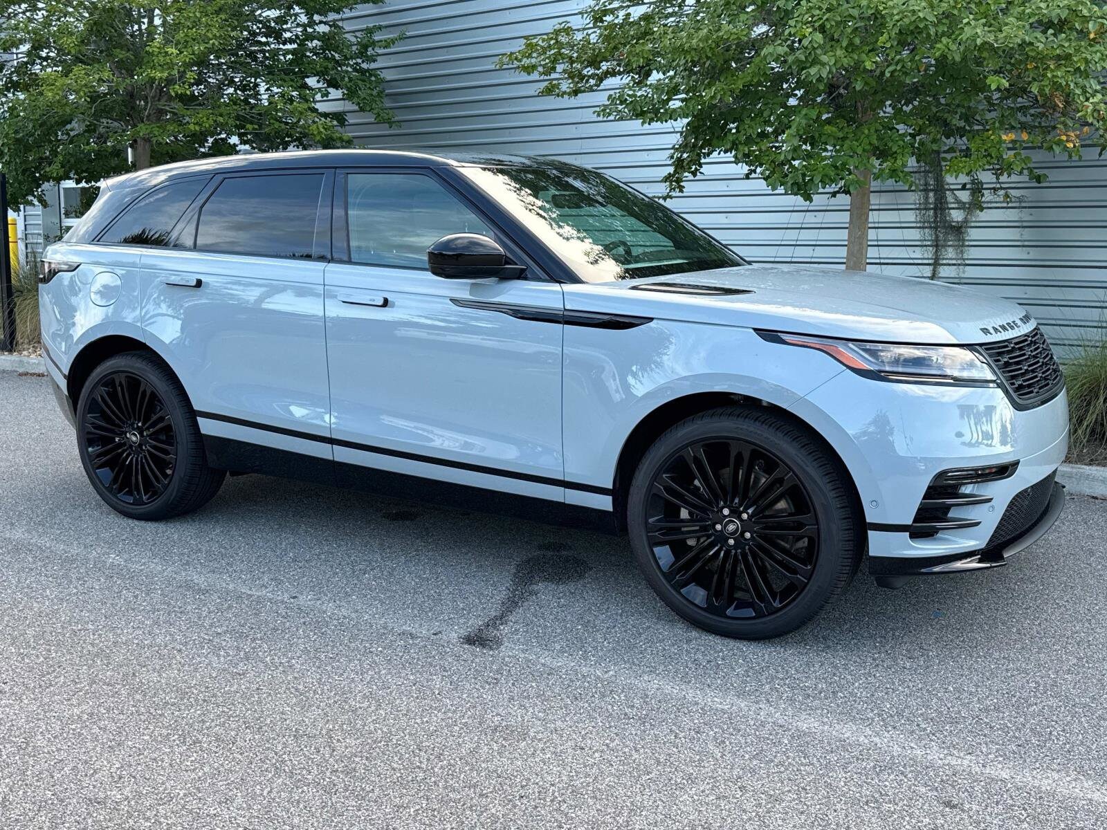 2026 Land Rover Range Rover Velar P250 Dynamic SE photo 4