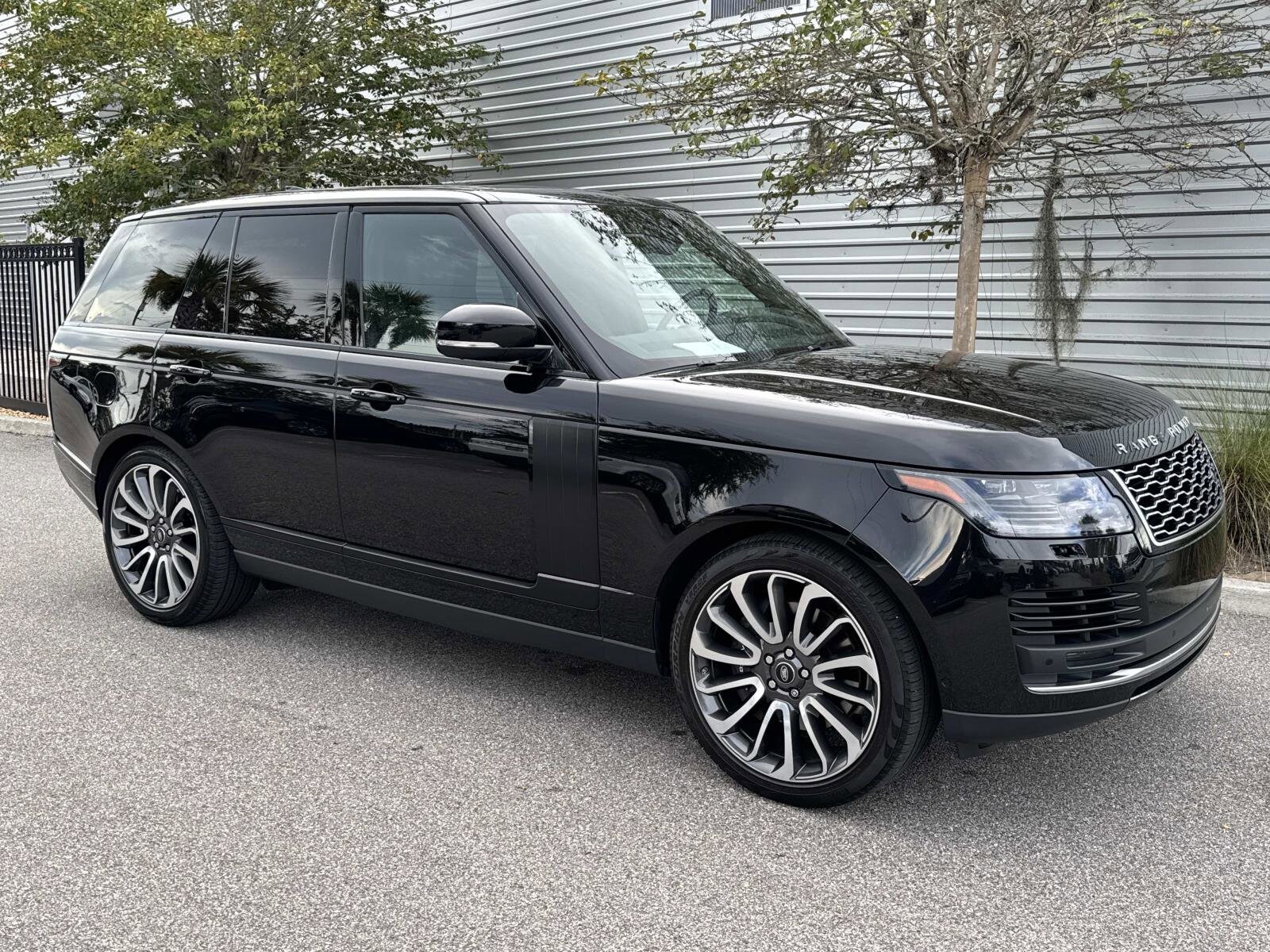 2019 Land Rover Range Rover SuperCharged photo 3