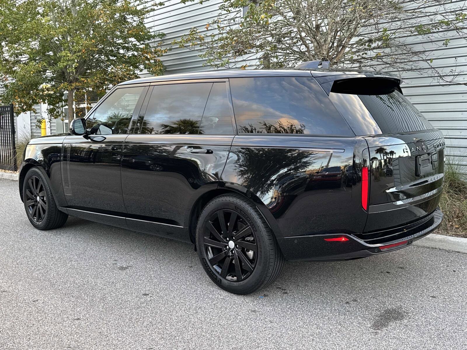 2023 Land Rover Range Rover SE photo 2