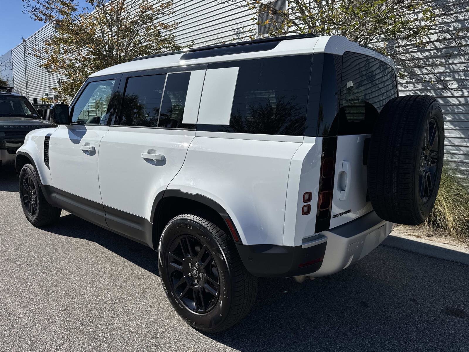 2025 Land Rover Defender S 110 photo 2