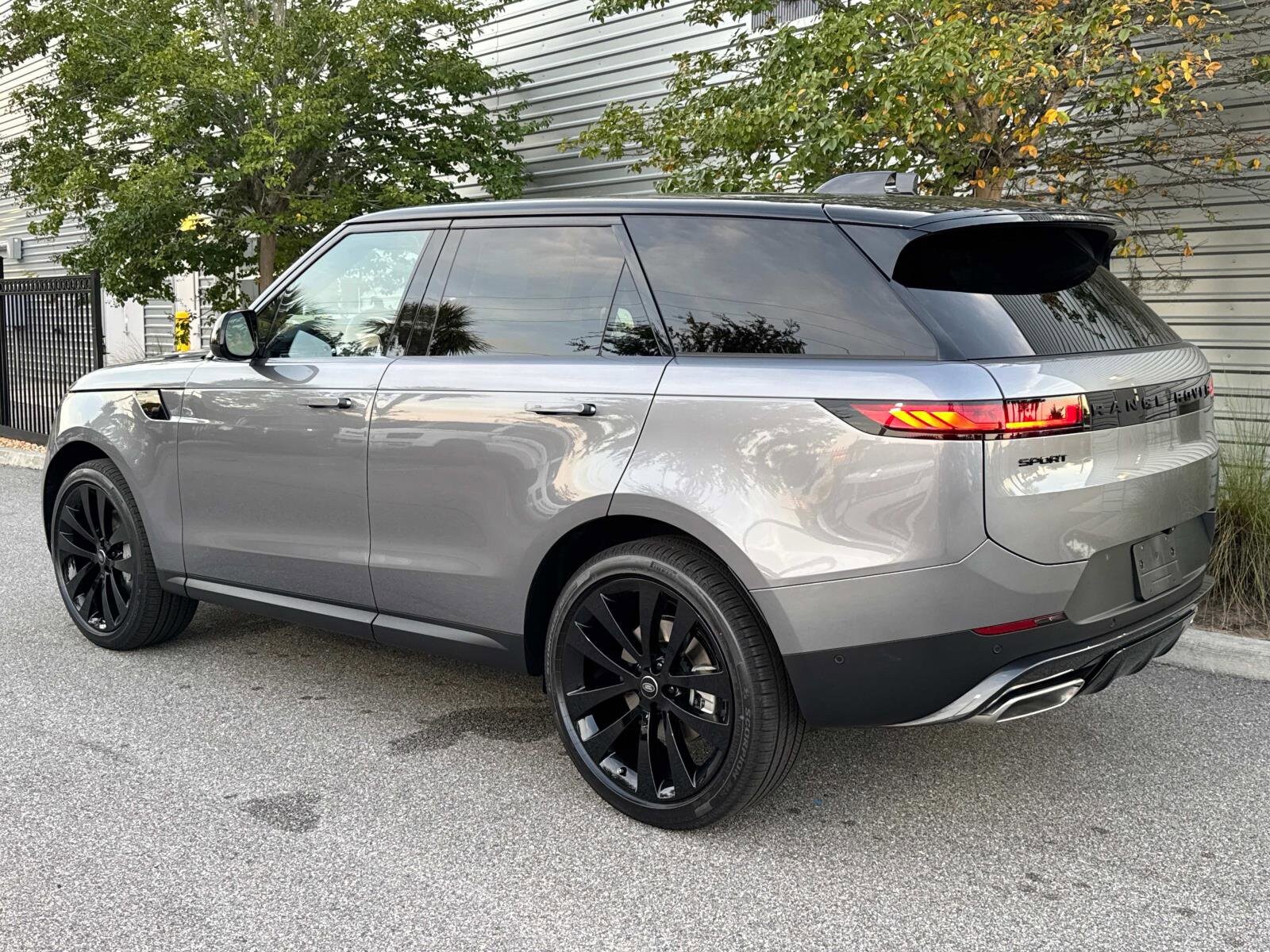 2025 Land Rover Range Rover Sport SE photo 2