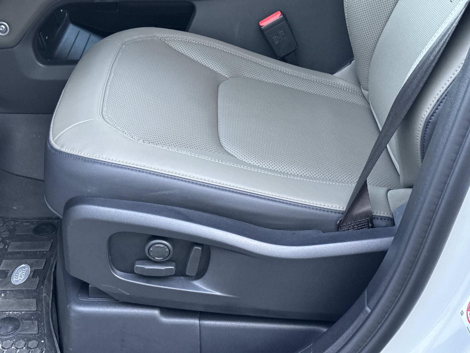 2025 Land Rover Defender X-Dynamic SE - Photo 20