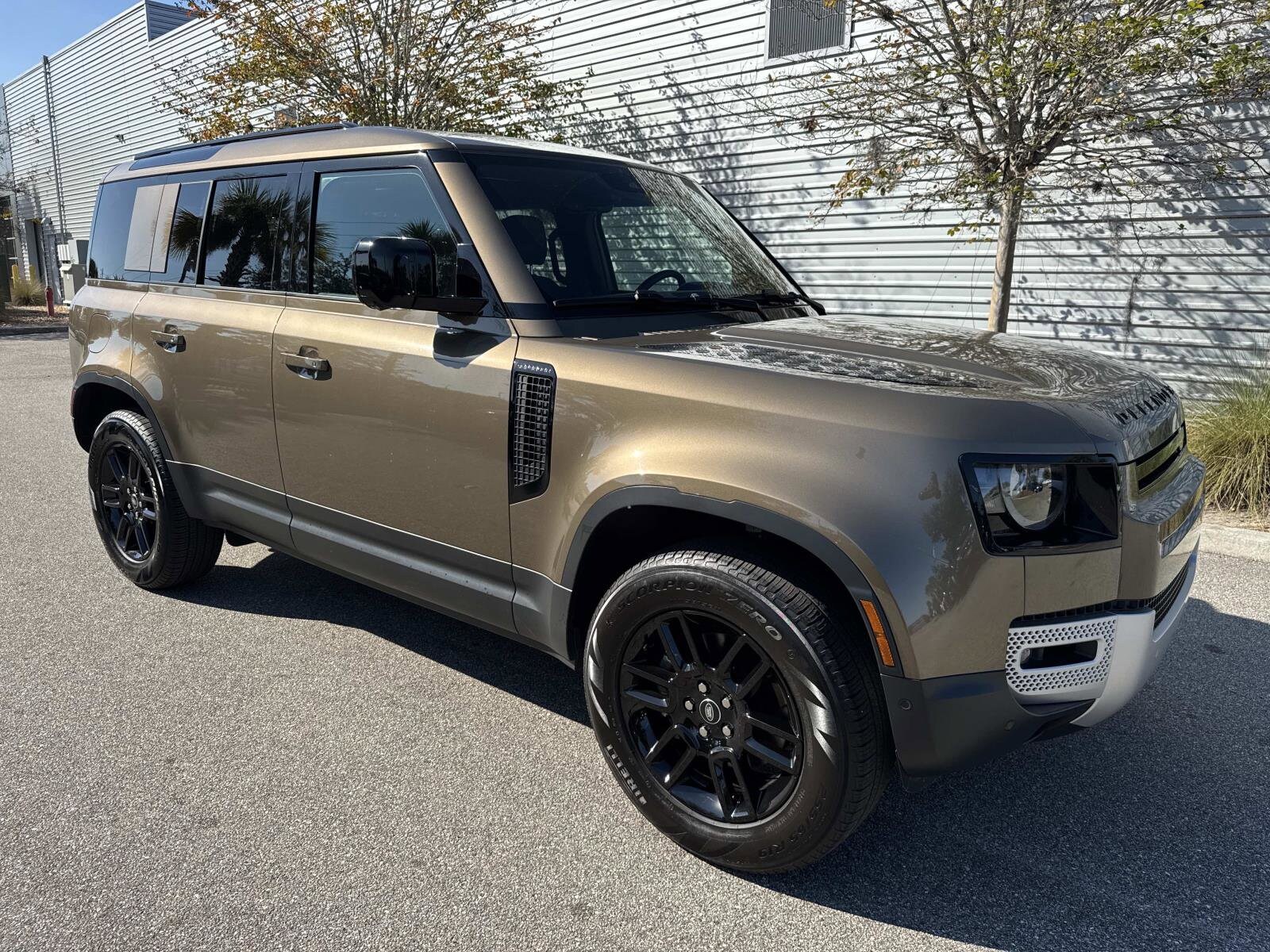 2025 Land Rover Defender S 110 photo 4