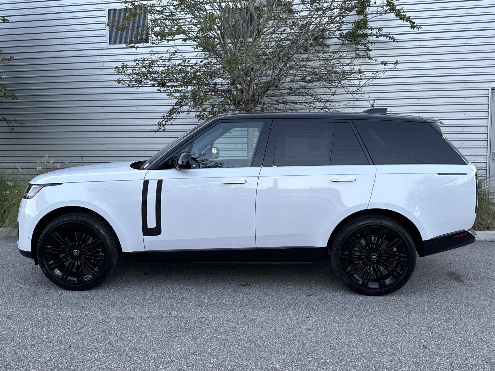 2025 Land Rover Range Rover Autobiography photo 2