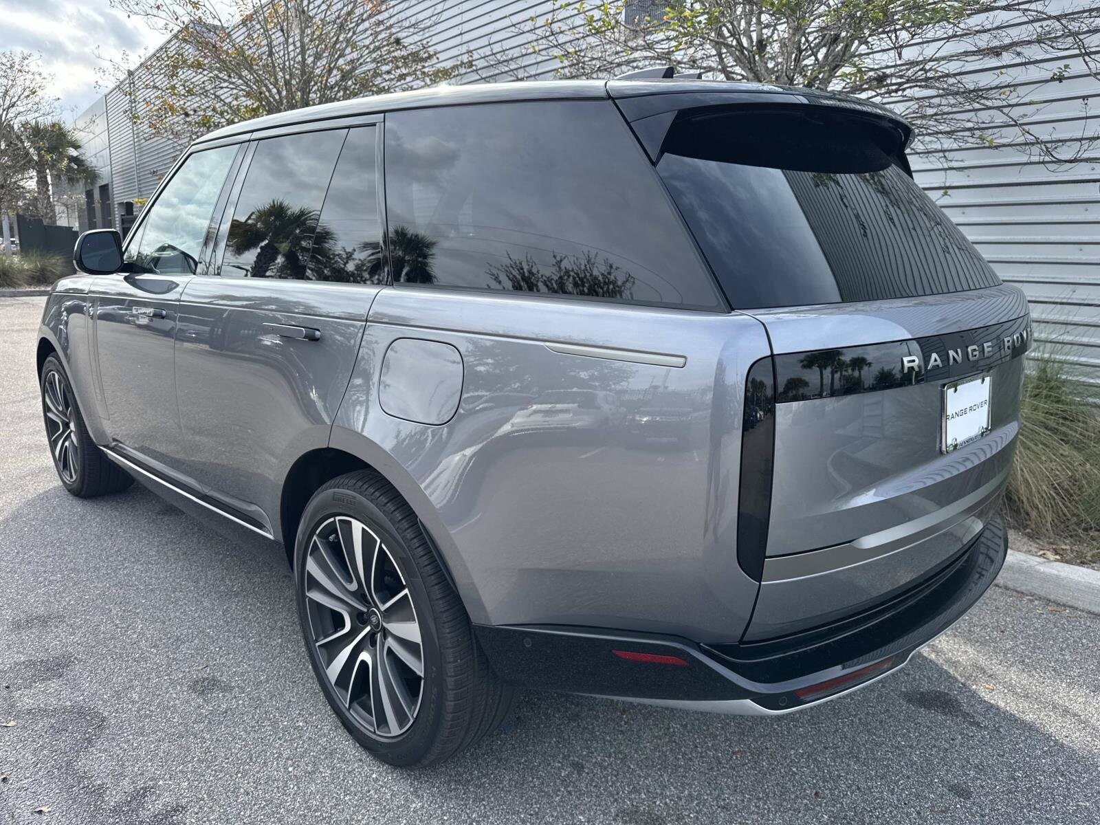 2025 Land Rover Range Rover SE photo 3