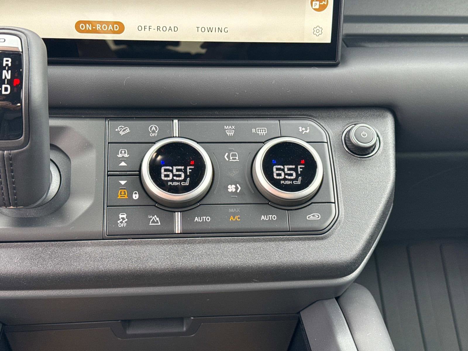 2025 Land Rover Defender X-Dynamic SE - Photo 24