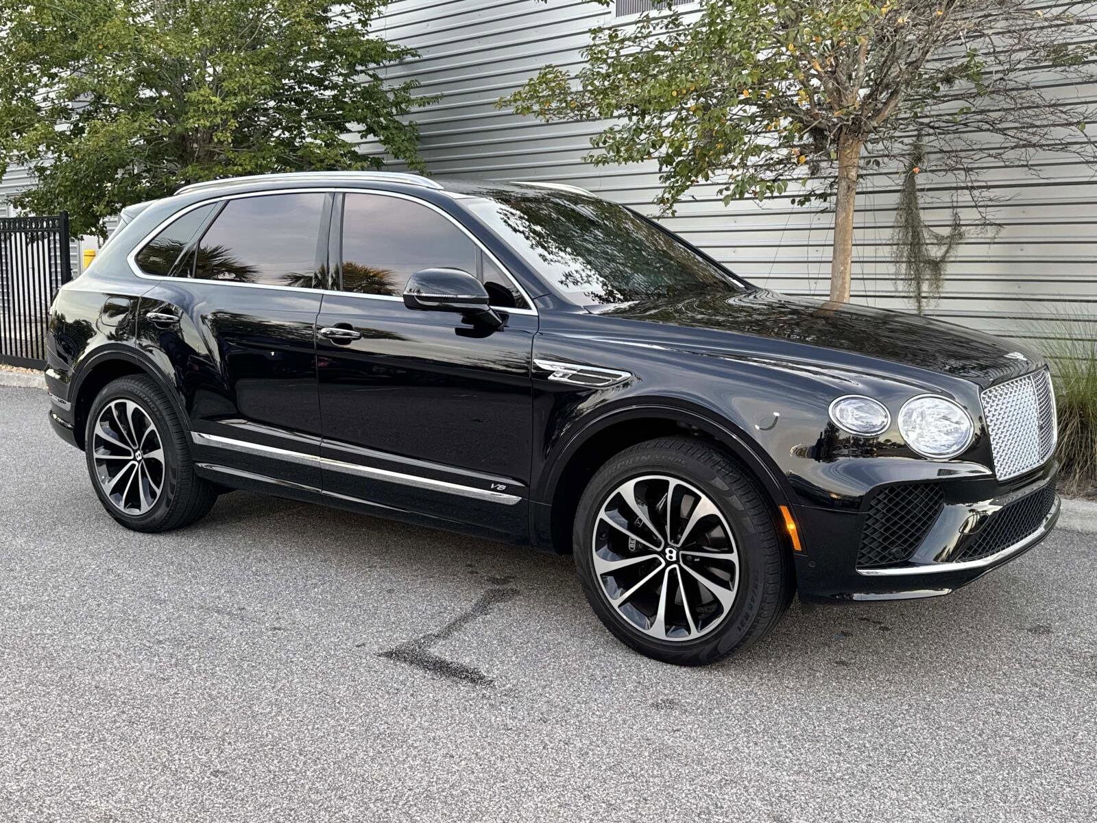 2022 Bentley Bentayga V8 photo 4