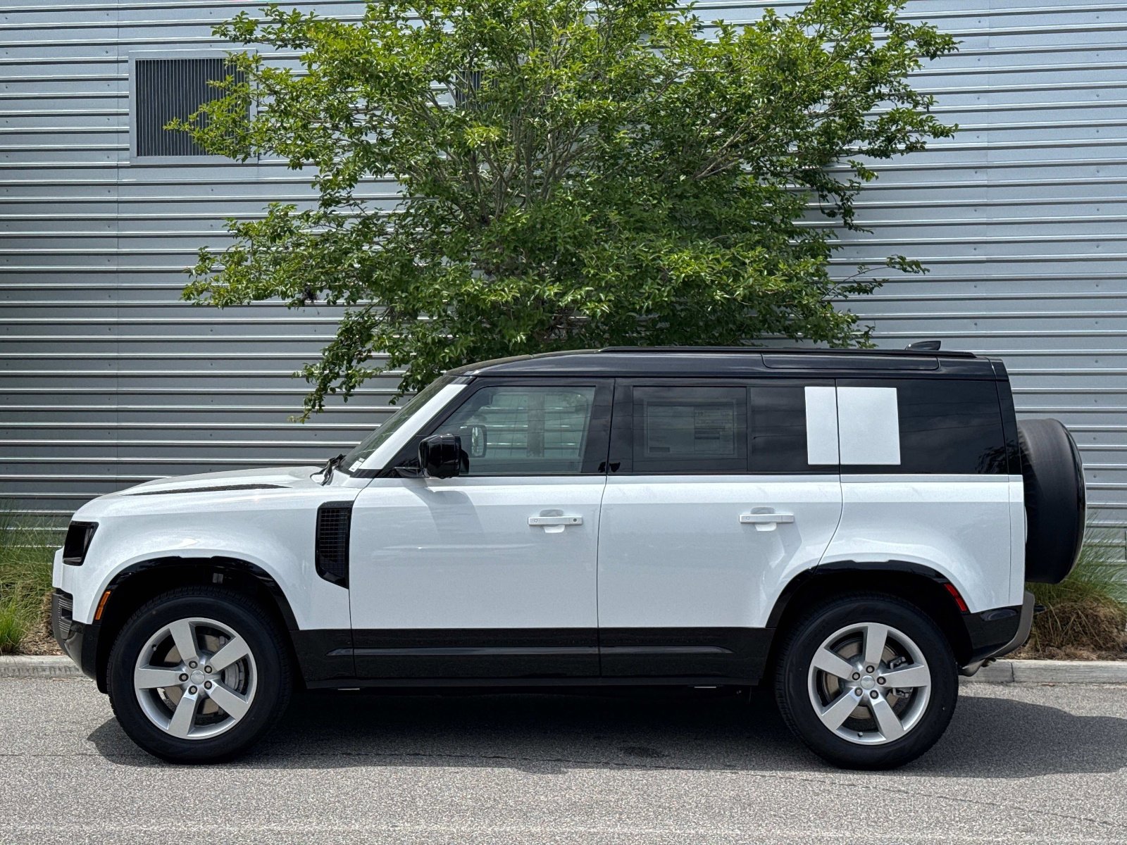 2025 Land Rover Defender 110 X-Dynamic SE photo 4