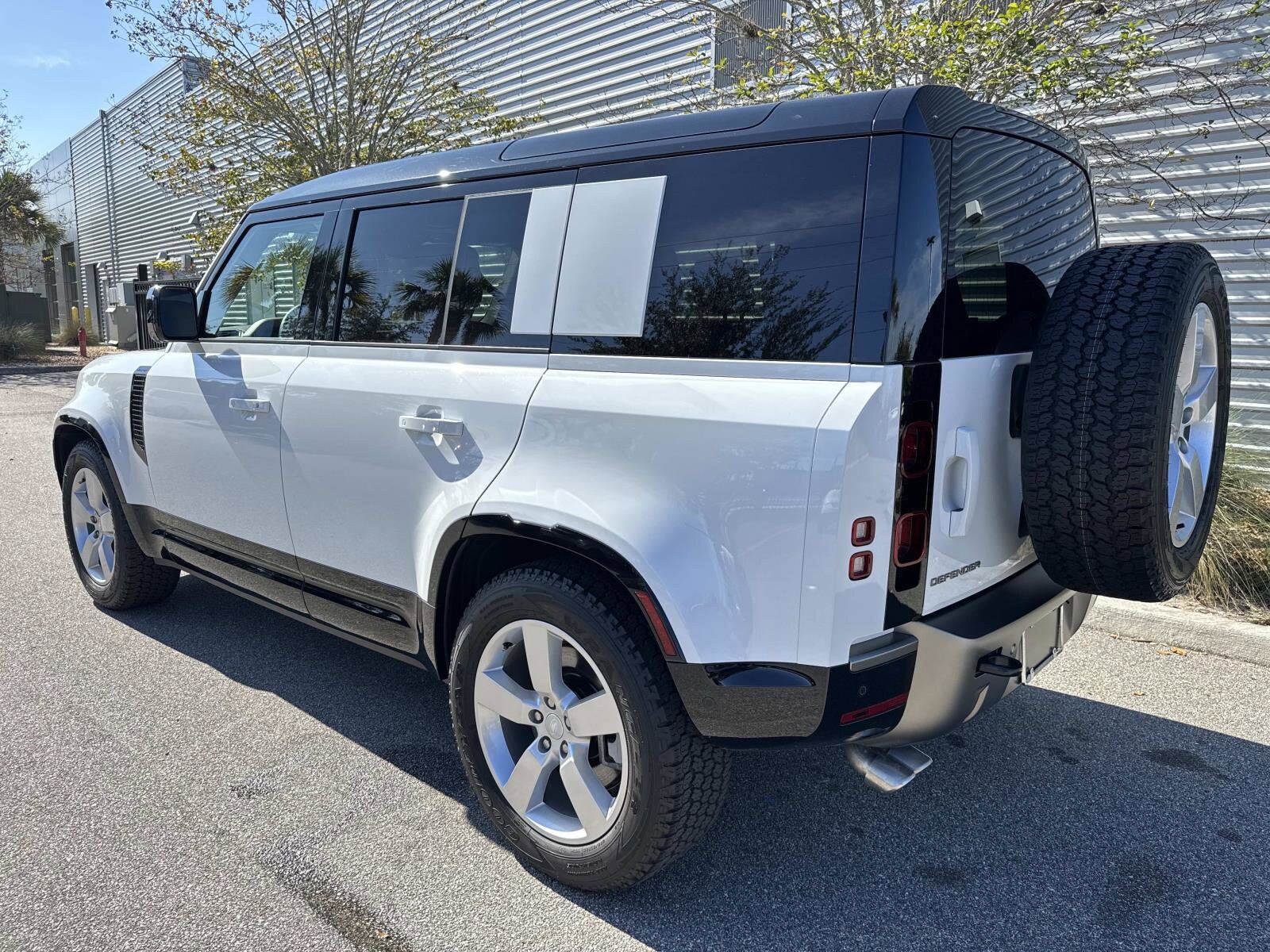2025 Land Rover Defender 110 X-Dynamic SE photo 3