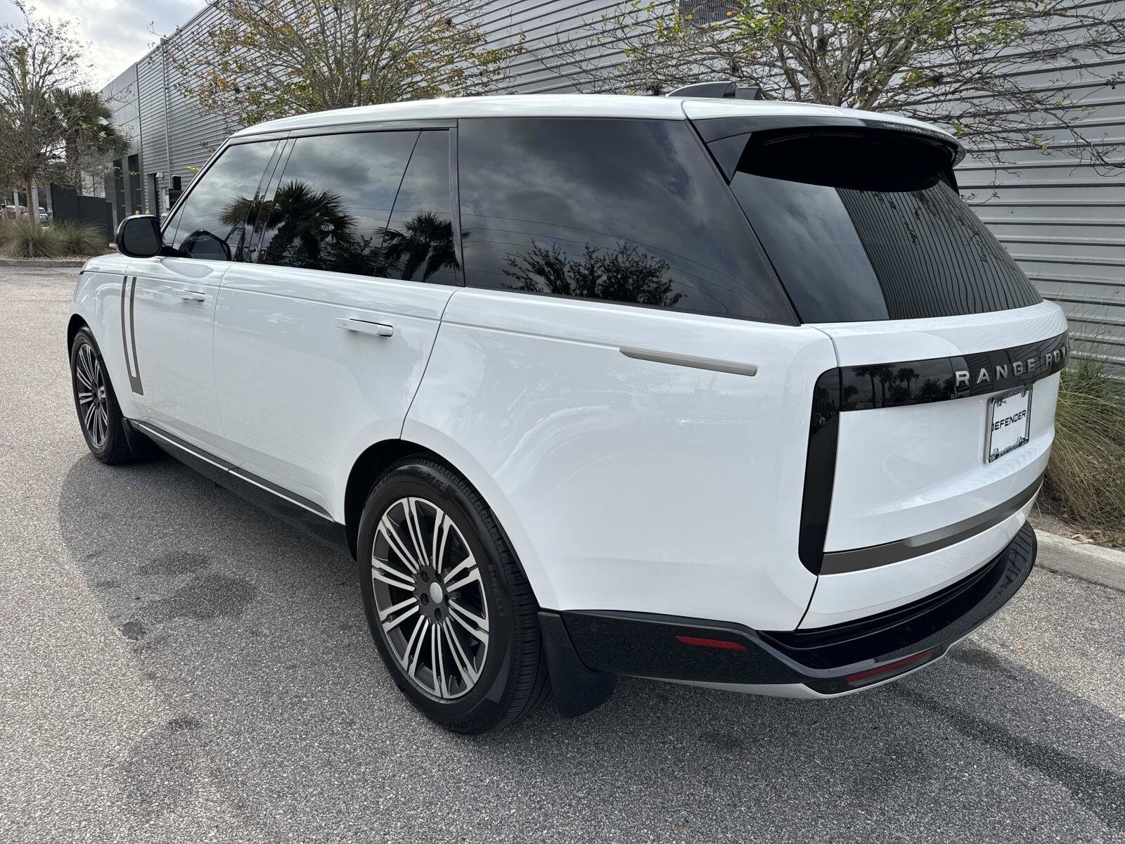 2025 Land Rover Range Rover SE photo 3