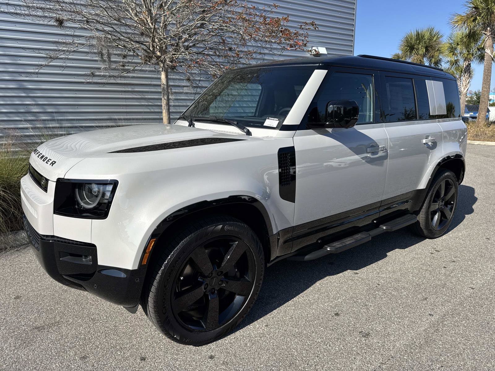 2026 Land Rover Defender X-Dynamic SE's photo