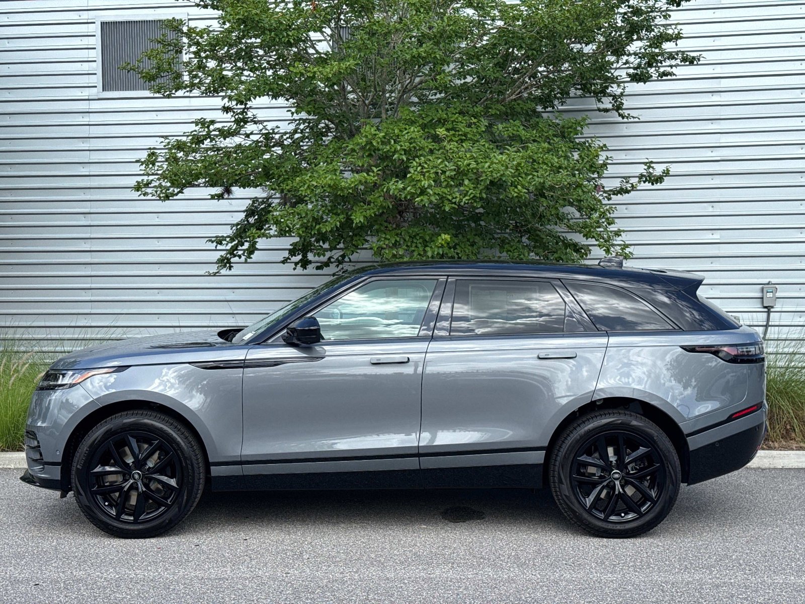 2026 Land Rover Range Rover Velar SE photo 4