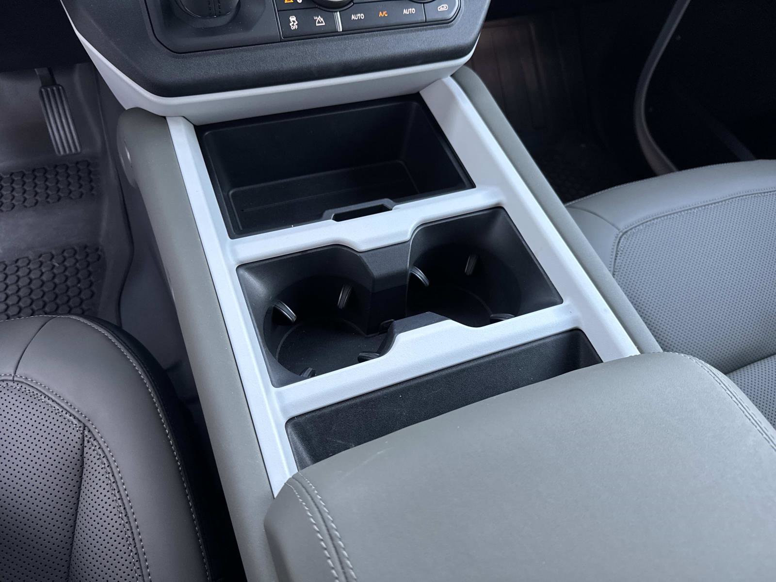 2025 Land Rover Defender X-Dynamic SE - Photo 26