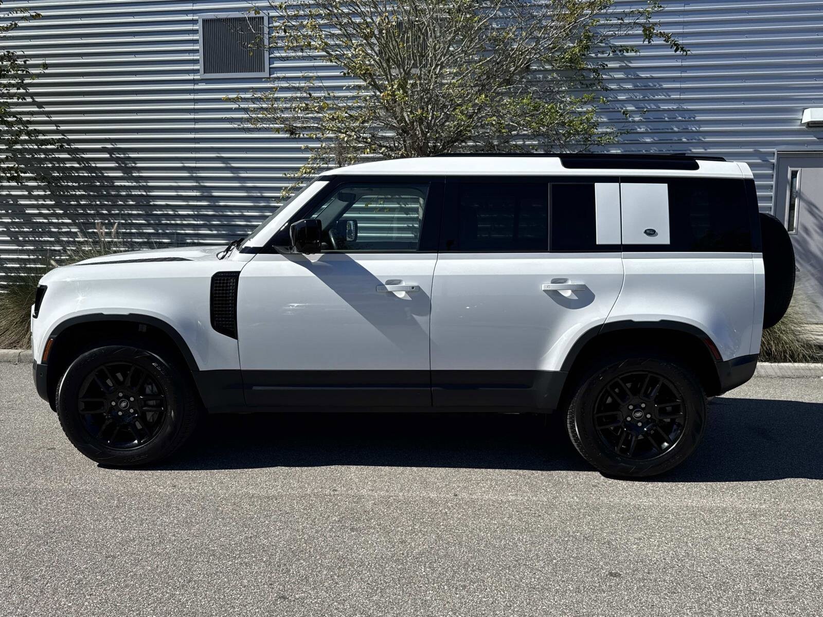 2024 Land Rover Defender 110 S photo 2