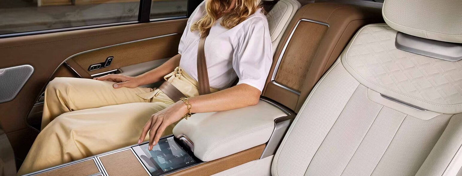 2025 Range Rover SV Cabin