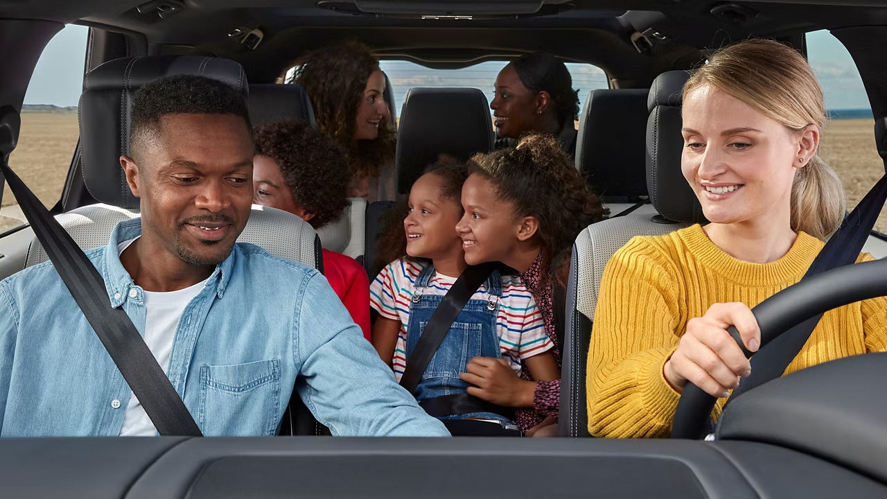 2025-land%20rover-discovery-family-interior.png