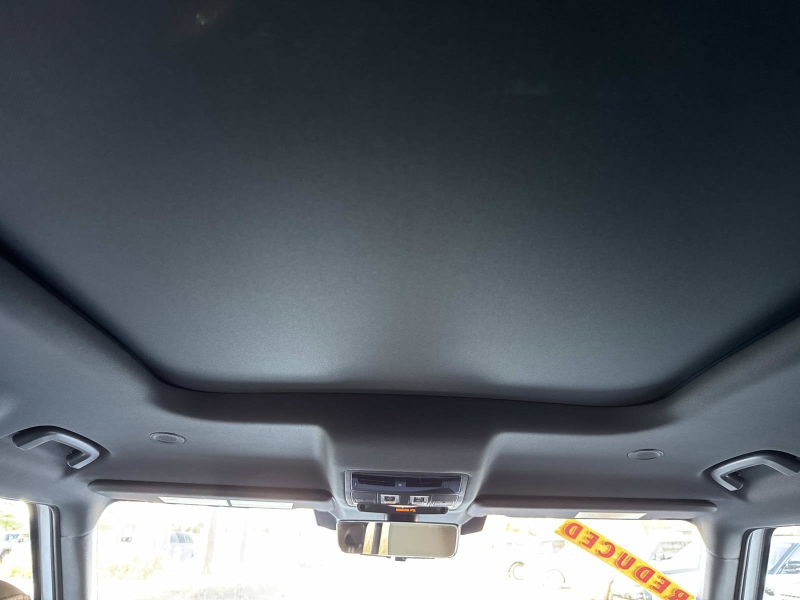 2025 Land Rover Defender X-Dynamic SE - Photo 17